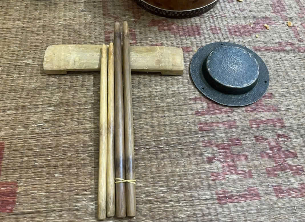 Phach Tre (Vietnamese Bamboo Clappers) & Canh (Traditional Vietnamese Small Brass Gong)