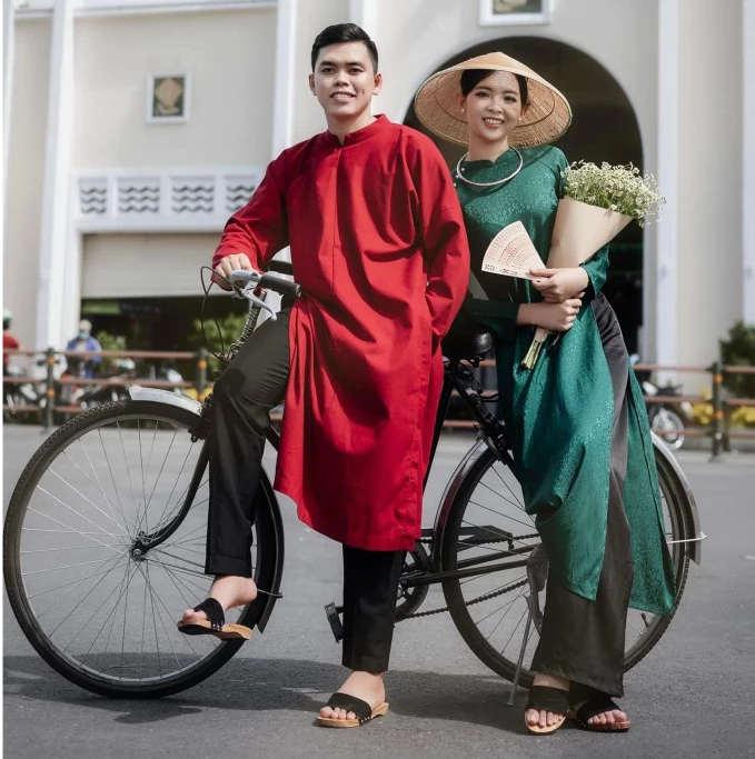 Traditional Vietnamese Wooden Clogs or Sole sisters (Guoc Moc) Sandal For Ao Dai