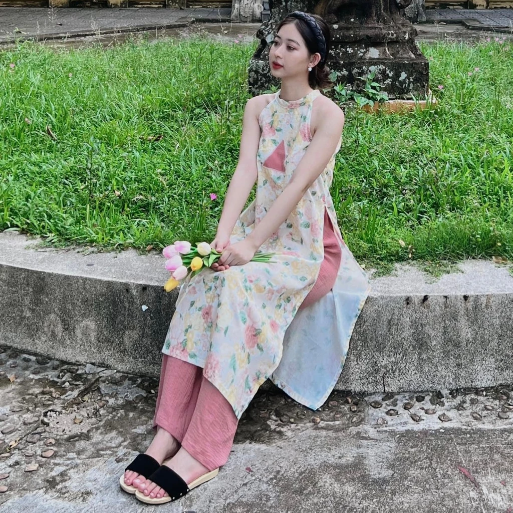Traditional Vietnamese Wooden Clogs or Sole sisters (Guoc Moc) Sandal For Ao Dai