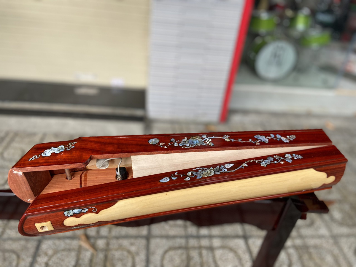 Vietnamese Dan Bau – The Story, Craft, Sound, and Cultural Heritage of Vietnam’s One-String Instrument