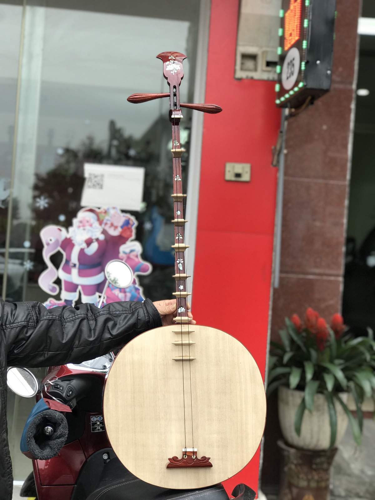Dan Nguyet (Vietnamese Moon-Shaped Lute): The Story, Sound, Craftsmanship & Cultural Heritage of Vietnam.