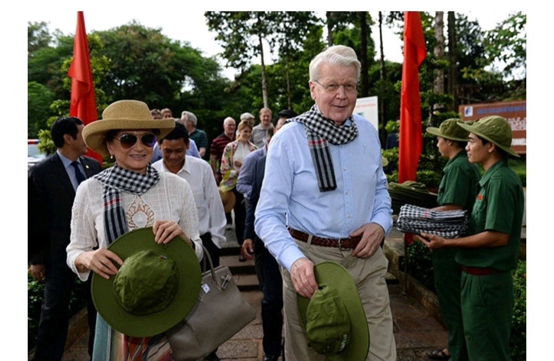 The Breath of Iron, Stone, and Blood: The Legend of the Southern Vietnamese Khan Ran Scarf