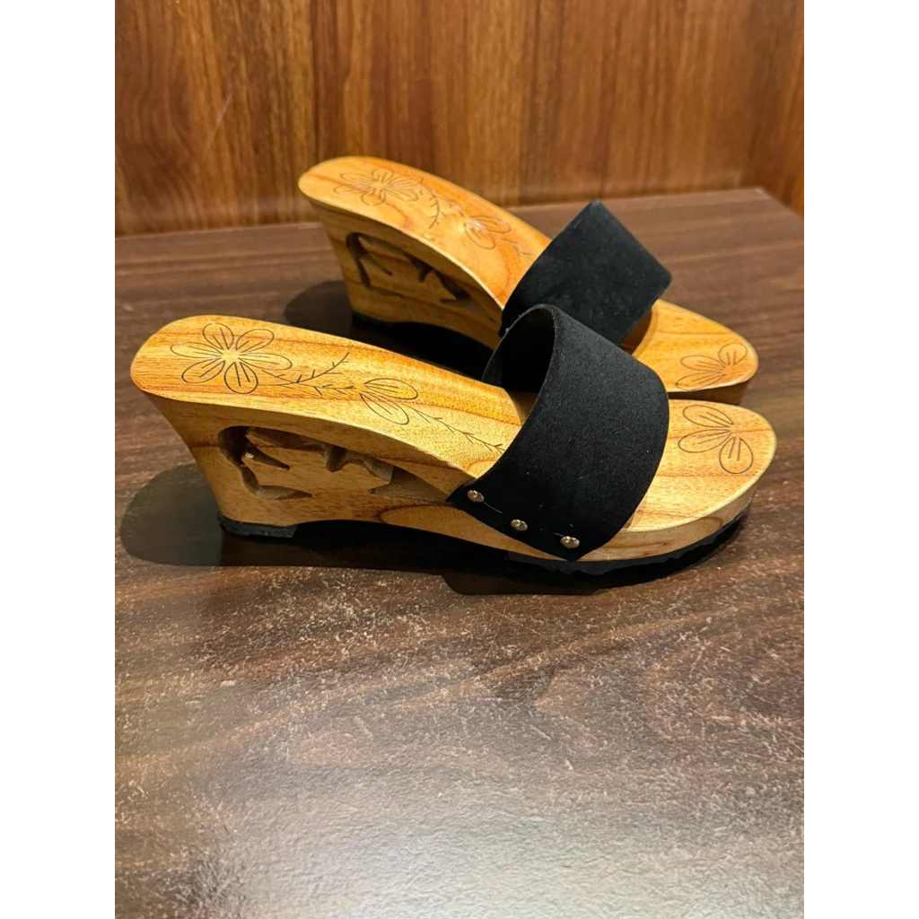 Traditional Vietnamese Wooden Clogs or Sole sisters (Guoc Moc) Sandal For Ao Dai